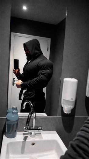 Getting thing done due to my little devil in the kitchen @mona. @Researchism EU @PeptiderDanmark Train with hulk #body #bodybuilder #bodybuilding #coach #mylove