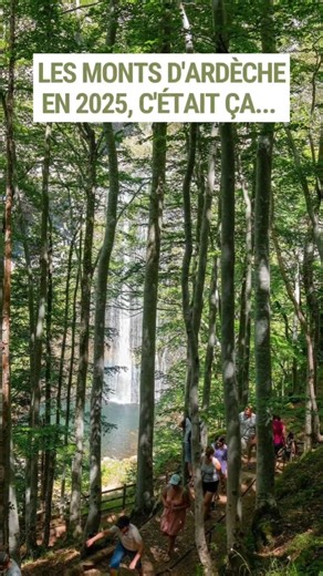 Les Monts d'Ardèche en 2025, c'était ça... ✨ On ne va pas vous mentir, on a encore un peu le cœur en 2025... 🥹 Entre vos sourires à l'accueil, les rencontres faites sur les marchés ou dans des salons, vos visages surpris lors des expériences VR Géotrip à l'office, ces moments suspendus en visites commentées ou encore ces couchers de soleil sur nos montagnes dont seul le @parc_monts_ardeche a le secret 😉 , l'année a été belle. Pas besoin de filtres quand on vit ici ! 🕶️ Juste de bons yeux (et 