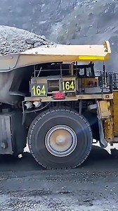 Komatsu Ultra-Class Haul Truck Fully Loaded on Mine Road #HeavyMachinery #UltraClass #DumpTruckLoading #MiningRoad #Operator #komatsu | Konstruksi Berat