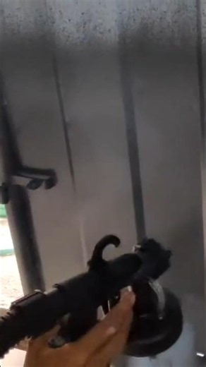 ngecat pintu besi menggunakan sprayer mesin cat semprot mollar dengan cat tembok