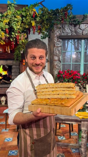 🥖 Le mille e una focaccia di Fulvio Marino Ingredienti: Per l’autolisi: • 500 g di farina 0 • 250 ml di acqua Per l’impasto: • 120 ml di acqua • 4 g di lievito fresco di birra • 10 g di sale • 40 ml di olio evo Per la salamoia: • 100 ml di acqua • 100 ml di olio evo • 15 g di sale Lievitazioni: • Autolisi: 45 minuti a temperatura ambiente • Impasto: 1 ora e mezza a temperatura ambiente • Filone in teglia: 1 ora e mezza • Focaccia: 20 minuti Cottura: 240° per 30 minuti 👉 Tutti i procedimenti e 