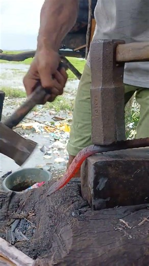blacksmith, making goat's hooves on a digging tool #handmade #blacksmith #diy #tools #highlights