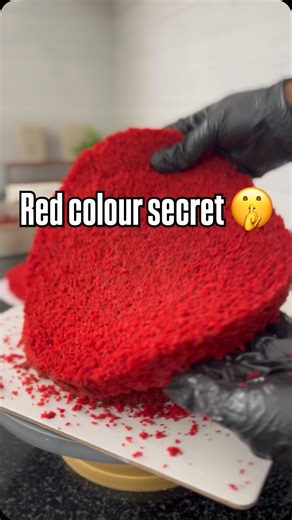 𝐀𝐥𝐞𝐞𝐧𝐚 𝐉𝐨𝐬𝐡𝐲 | Red colour 🤫 #cake #cakedecorating #cakedesign #birthday #love | Instagram