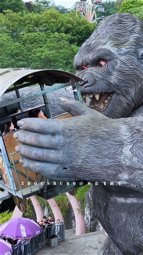 tourist Vs King Kong 🦍🎢✨#viral #shortsfeed #gorillatag