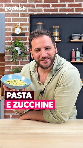 Cookist on Instagram: "🥒Non c’è niente di meglio di una buonissima PASTA E ZUCCHINE! La cosa bella? Si prepara in 1 sola pentola in meno di 30 minuti😎 Il nostro Elpidio ci fa vedere come prepararla: 👉Ingredienti: 280g di pasta (tubetti) 500g zucchine 30g parmigiano mezza cipolla q.b. basilico q.b. sale q.b. pepe q.b. olio extravergine d'oliva q.b. acqua calda 👉Preparazione: Scalda un filo d'olio in padella e fai soffriggere la cipolla fino a doratura. Aggiungi le zucchine tagliate a cubetti,
