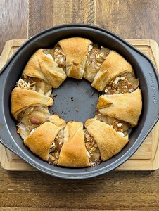 15K views · 138 reactions | beautiful apple turnover made easy this baking video shows how to cook a super quick and easy apple turnover perfect for the fall, thanksgiving, christmas and any holiday! | The Digital Homestead | Facebook