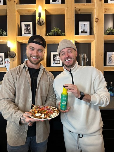 OLI PRIMEAU GOÛTE À MA POUTINE🔥Nul autre que l'expert iconique québécois en review de poutine a goûté a ma nouvelle sauce Poutine Fitcook Foodz La Squick Squick en partenariat avec Shop Santé 🍟🧀🫱🏻‍🫲🏼Expérience de fou... j'ai été reçu comme un roi aux bureaux de Vlog Day Everyday pour une compétition de poutine contre Oli Primeau🤣 C'était légendaire 🔥Plusieurs pièces de contenu à venir au courant des prochains jours, tu ne veux pas manquer ça, on parle de rien de moins qu'une EXPLOSION💥