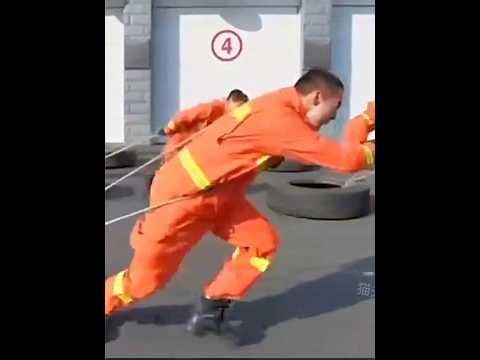 世界各国消防员训练，日本溜绳子很快，中国消防员无所不能 #消防员训练 #消防训练