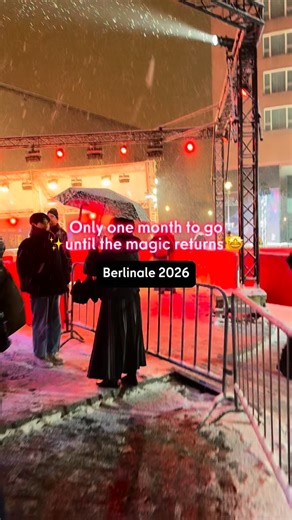 The Berlinale, officially known as the Berlin International Film Festival, is one of the most prestigious (and public) film festivals in the world. Each year, the festival attracts thousands of filmmakers, industry professionals and cinephiles from all corners of the globe ✨✨✨ Last years guests included Kristen Stewart, Anne Hathaway, Robert Pattinson, Timothée Chalamet or Kylie Jenner. We can’t wait to see who will be bringing glamour to the red carpet this year 🤩👗🎥 This year’s program is to