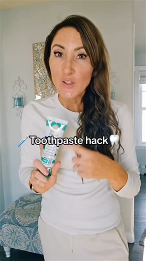 Lauren Gallegos on Instagram: "醴 After spitting your toothpaste out don't rinse so all of those powerful ingredients are strengthening and remineralizing your teeth as long as they can.  For more information on my favorite hydroxyappetite fluoride for toothpaste comment "TOOTHPASTE" Use discount code Larlo15 for 15% off #gurunanda #gurunandaproducts #toothpaste #hydroxyapatitetoothpaste #fluoridefree #fluoridefreetoothpaste #nofluoride #resultsmayvary @iampuneetnanda"