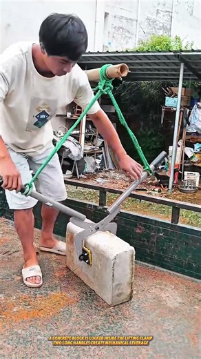 Manual Concrete Block Lifting Tool Uses Leverage to Move Heavy Blocks #tools #construction #lifting