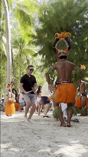 Trying Traditional Tahitian Dancing in Bora Bora… Did I Embarrass Myself? 😂🌺