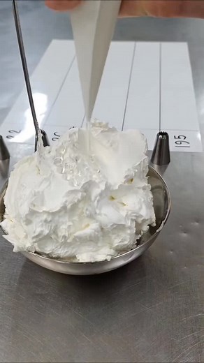 ‎دوره های تخصصی مجازی كيک و شیرینی🍰تهران‎ on Instagram‎: "@haamed_cake آموزش بهترین ماسوره های کاربردی تزیین کیک 👌💯 برای دیدن آموزشهای بیشتر پیج منو فالو کن ♥️🌹 @cake_academy_ir @cake_academy_ir پست رو ذخیره کن فراموشت نشه 😉 برای دوست قنادت بفرست اونم استفاده کنه 👌💯 #ماسوره#چالش#بلاگر_ایرانی #بلاگر_قنادی #کیک_خامه_ای_مدرن #کیک_خامه"‎