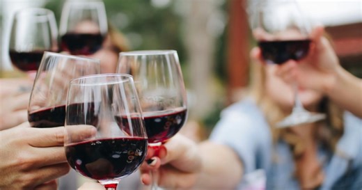 Πόσο κρασί είναι ασφαλές την ημέρα; Το όριο που δεν πρέπει να ξεπερνάμε