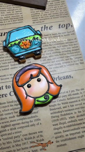 Hay galletas… y luego están estas galletas de Scooby-Doo 🐾🍪 Hechas de mantequilla y decoradas con royal icing, una a una con mucho detalle. Si te gustan los postres bonitos, este video te va a encantar #scoobydoo #galletasdecoradas #royalicing #cookieart #reposteriacreativa