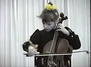 𝐌𝐄𝐄𝐓 𝐓𝐇𝐄 𝐀𝐑𝐓𝐈𝐒𝐓 Elle a fait ses débuts avec orchestre à l’âge de 6 ans. Nommée en 2018 “a new generation artist” par la BBC, Anastasia Kobekina Cellist fait partie de ces artistes qui ont la musique intrinsèque. Elle partagera sa sensibilité exquise sur la scène de Bozar dans le Cello Concerto in E minor, Op. 85 d’Edward Elgar, ce 23 février. Info & tickets 🎫 https://bit.ly/42sEqJn 📹 ©️ Anastasia Kobekina 🎼 Ze maakte haar orkestdebuut toen ze 6 jaar oud was. Anastasia Kobekina we