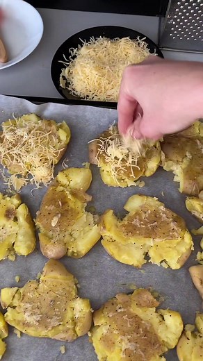 How to Prepare Delicious Cheesy Baked Potatoes