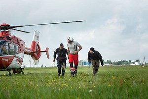 19K views · 299 reactions | Terror- und Amokeinsätze werden auch in der Notfallrettung immer wahrscheinlicher. Um auf solche Szenarien gut vorbereitet zu sein, trainierte die DRF Luftrettung gemeinsam mit dem Deutscher Berufsverband Rettungsdienst e.V. - DBRD die Notfallrettung in solchen außergewöhnlichen Situationen durch. Dabei lernten die Rettungskräfte, wie sie Gefahr- und Stresssituationen richtig handeln. | DRF Luftrettung | Facebook