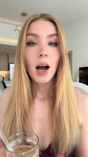 Evie Dawson on Instagram: "You can try and fight, tooth and nail for what worked back in 2022. You can pretend AI doesn’t exist, swear against it and hope and pray that your good intentions and passion for your work are enough… But the truth is, you have to EVOLVE. It’s why inside Iconic, I’ve been teaching clients how to integrate AI into their programs / coaching. How to use it to complement your work, create ease for your customers & help them get to their results faster. Or even simpler, shi