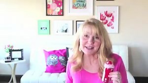 These Cherry Coke Float Chocolate Cupcakes are the CUTEST dessert! --> Print Recipe: https://www.livinglocurto.com/cherry-coke-float-cupcakes-recipe/ | Best Party Recipes