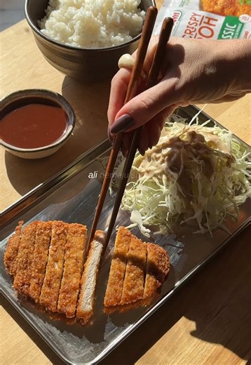 Svaka svinjetina nije tonkatsu, ali svi tonkatsu je svinjetina @Kotanyi Hrvatska tonkatsu sastojci 4 svinjska karea bez kosti sol i papar, po ukusu 1 pakiranje Kotanyi Crispy Poh Classic ulje, za prženje 400 g kupusa riža, za posluživanje (kratko zrno) umak od sezama, za posluživanje tonkatsu umak 50 ml Worcestershire umaka 60 ml ketchupa 2 žlice umaka od kamenica 1 žličica meda priprema 1. Kupusu skinite oštećene listove pa ga naribajte ili nasjeckajte na tanke trakice. Spremite ga u hladnjak d
