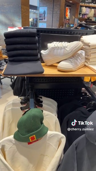 its comfy season !! stock up on your 4hunnid komfort needs ❤️ #4hunnid #zumiezlife #zumiez #new #shopping #zumiez740 #zumiezcherrycreek #cherryontop #newstore #welovezumiez #grandopening #zyxcba #fallfashion #hardlaunch