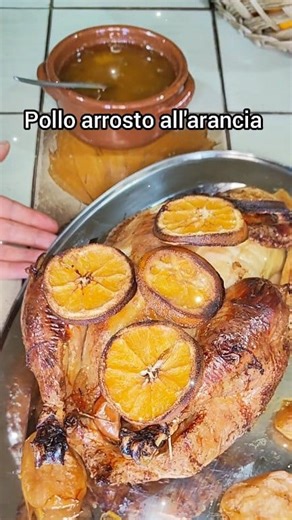 Pollo intero arrosto al forno all’arancia Il pollo intero arrosto al forno all’arancia, come tutti i grandi arrosti, è l’ideale da offrire come secondo piatto delle festività natalizie, per il Pranzo di Natale o di Capodanno, e per qualunque ricorrenza. Puoi sfruttare questo metodo anche per cucinare la faraona, l’anatra e il tacchino o tacchinella. La carne viene morbida e succulenta. Il meraviglioso sugo dell’arrosto la rende veramente saporita. Chi l’ha assaggiata cucinata con questo metodo d