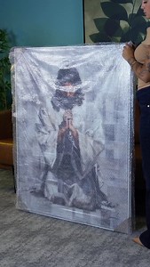 Comente “Eu quero!” Quadro Jesus Grid Art Minimalista Quadro Jesus Grid Art Minimalista, do artista Gonzalez, apresenta a figura de Jesus em um momento profundo de oração, construída por meio de camadas geométricas sutis que formam um grid delicado e contemporâneo. A paleta de tons neutros e suaves reforça a serenidade da cena, enquanto a composição fragmentada cria textura, profundidade e um diálogo entre o sagrado e a estética moderna. A postura recolhida e a expressão contemplativa transmitem