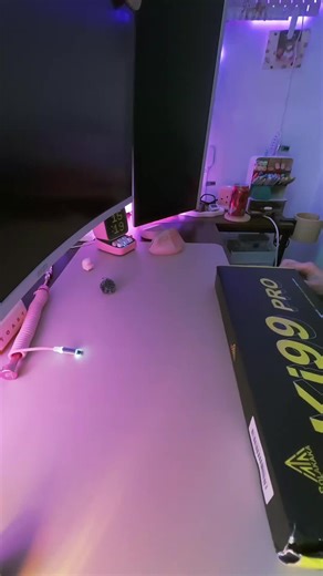 Not an easy brand to get in the UK, but this one was worth the wait! Beautiful 96% layout, comes stock with Leobog Flower switches! I can understand why she's so popular in the US! Now, how do I get my hands on A75 in the UK @SOLAKAKA Direct #homeoffice #keyboardasmr #asmr #desksetups #mechanicalkeyboard