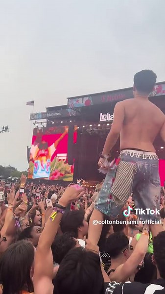 Oooohhhh my friend, the showstopper you are... #lolla #lollapalooza #lollapalooza2026 #lushlife #chicago @_erictorres02 @Zara Larsson