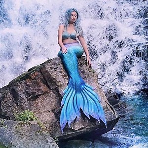 A 29-year-old woman from Toronto believes she's a real-life mermaid 🧜‍♀️ | Hooked On The Look