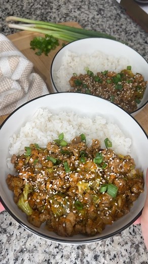 Ally Hemphill on Instagram: "Teriyaki ground turkey rice bowls 🥦🥕🍚 recipe below! Using my favorite @caraway_home sauté pan! Code “EATSWITHALLY10” will get you 10% off ☺️ make this recipe even quicker/easier and buy a bag of matchstick carrots so you don’t have to grate them by hand! This is one of my favorite easy dinner ideas. It always turns out delicious 😍 Ingredients: - 1 onion (diced) - 1 head of broccoli (finely chopped) - 2 large carrots (peeled & grated) - olive oil - 1 lb ground tur