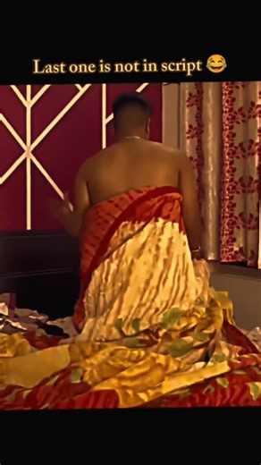 Jibrael Khan on Instagram: "日本利用压电瓷砖将人们的脚步转化为电能。 这些瓷砖能够捕捉你脚步产生的动能。 当你行走时，你的体重和动作会对瓷砖产生压力。 瓷砖会轻微弯曲，产生机械应力。 瓷砖内部的压电材料会将这种应力转化为电能。 每一步都会产生少量电荷，数百万步加在一起，就能产生足够的电力来驱动 LED 灯、数字显示屏和传感器。 在像涩谷车站这样人流密集的地方，每天大约240万步都在为这个系统做贡献。 这些电力可以储存起来或立即使用，从而减少对传统能源的依赖，并支持可持续的城市基础设施。 这种方法把日#知识 #你知道吗 #日本"