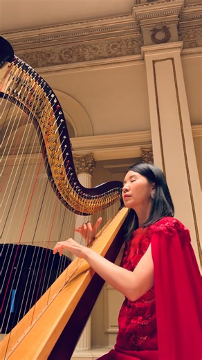 MIYABI(Harp)ハープ演奏家/心理セラピスト松岡みやび on Instagram: "#carnegie #newyork Solo debut at Carnegie Hall – Weill Recital Hall, New York City. ✨🗽✨ One of the most iconic concert halls in the world. “O mio babbino caro” by Puccini, arranged for harp by Miyabi.🇮🇹 (The score will be published by YAMAHA in 2026.🎼） #カーネギー #ニューヨーク ニューヨーク・カーネギーホール〈ワイル・リサイタルホール〉でのソロデビュー✨🗽✨ 世界でもっとも有名なコンサートホールのひとつです。 プッチーニ作曲「私のお父さん」オペラより ハープ編曲：Miyabi （この楽譜は、2026年にYAMAHAから出版予定です📘）"