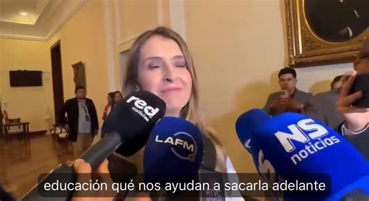 Qué humillación. Paloma Valencia acaba de mandar a callar a su propia fórmula vicepresidencial tras no estar de acuerdo con que Uribe sea ministro de Defensa. "La presidenta soy yo, la que va a nombrar a los ministros soy yo." Literal, Oviedo es un monigote.