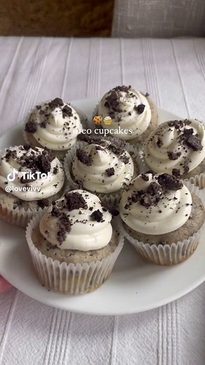Oreo cupcakes🧁 Ingredients Cupcakes - 1/2 cup unsalted butter, room temp - 3/4 cup granulated sugar - 2 egg whites - 3/4 cup sour cream - 1/4 cup milk - 1 tsp vanilla extract - 1 1/4 cup all purpose flour - 1 tsp baking powder - 1/4 tsp salt - 3/4 cup crushed oreos Frosting - 4oz cream cheese softened - 2 cups powdered sugar - 1/2 tsp vanilla - 1/3 container Cool Whip Directions - Preheat the oven to 400º F. Line a cupcake pan with cupcake liners. - In a large bowl, beat the butter and sugar, u