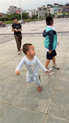 Two brothers fighting over flying their kite high..#layangan #patang #kite #kiteflying #layang-la...