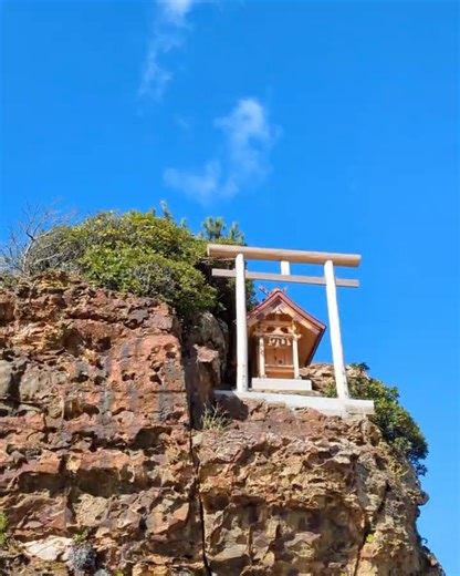【公式】出雲観光協会 on Instagram: "小泉八雲が見た出雲 稲佐の浜〜 ⁡ ⁡ 稲佐の浜編1891年の夏、小泉八雲はセツや友人の西田千太郎とともに、大社の町で半月ほど滞在しております📚 ⁡ ⁡ 海が好きな八雲は稲佐の浜で海水浴を楽しみ、この場所を大国大神の国譲り神話ゆかりの神聖な地として紹介しています✨ ⁡ ⁡ 現在も稲佐の浜は旧暦10月10日（2026年は11月18日）に全国から八百万の神々が集まる神迎祭が行われる、聖地として多くの人が訪れます🌈🌤️ ⁡ ⁡ ぜひ八雲が旅した出雲の地へお越しください☺️ ****************************************************** ～冬の出雲で過ごす、上質な旅のご案内☃️ 詳細はプロフィールから公式ホームページへ🕊️✨ ▶︎ @izumoguide ⁡ #島根県 #稲佐の浜 #出雲観光協会"