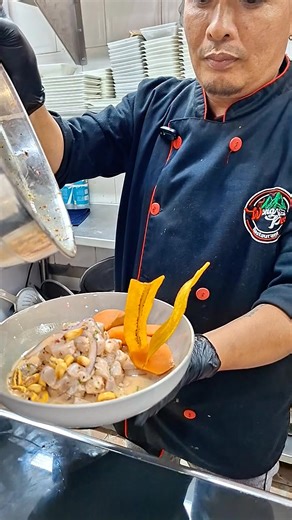 El ceviche peruano, una explosión de frescura y tradición en cada bocado.