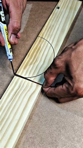 A unique way to create a 📐 90° degree angle #Woodworking #skills #creative #diy