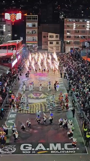 🌙 Llega uno de los momentos más esperados: Con la noche hace su ingreso la Diablada en el Carnaval de Oruro 2026, llenando las calles de emoción, color y espectáculo. 💃🔥🎭 #CarnavalXBolivision2026 #RedBolivision | Red Bolivisión