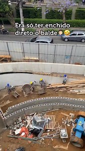 😂 Anderson estava de olho no trabalho de uns pedreiros e reparou em gafe engraçadíssima que os profissionais estavam realizando. Um dos rapazes estava despejando concreto dentro do carrinho e outro empregado tirava o conteúdo e jogava em balde. O engraçado é que dava para jogar o material diretamente no balde, sem precisar passar pelo carrinho. Os internautas não deixaram de reparar na gafe e se divertiram com o trabalho dobrado dos trabalhadores. O que acharam? ➡️ Leia mais notícias no metropo