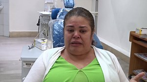 La Fibromialgia (FM) es una condición crónica y compleja que causa dolores generalizados, un agotamiento profundo y una variedad de otros síntomas. Como lo sugiere su nombre, la Fibromialgia principalmente afecta a los tejidos blandos del cuerpo. El dolor que ocasiona se describe como un dolor de pies a cabeza. Su severidad varía de día en día, y puede cambiar de lugar llegando a ser más severo en aquellas partes del cuerpo que se usan más. (Cuello, hombros, pies). El agotamiento que produce la 