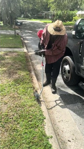 Edging lawn with a craftsman edger SE2200 7.5-in handheld gas