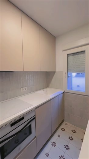 Nueva cocina montada en Madrid ✨ Color: Supermatt Arena Antihuellas — elegante, moderno y fácil de mantener 💫 Encimera Formica Blanco Islandia, perfecta para dar luminosidad y estilo. 🥶 El frigorífico y el lavavajillas quedan totalmente integrados, creando un diseño limpio y uniforme. 📍 Tenemos muchos más modelos y colores disponibles ¡ Personaliza tu cocina a tu gusto ! Pide tu presupuesto sin compromiso. MUEBLES LEYVA C/ Antonio Leyva, 69 28019 - MADRID - 91 469 92 27 - 656 433 711 Twitter: