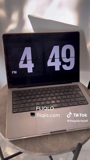 Lo protectores de pantalla más aesthetic que verás 💻🤩 Algunos están disponibles tanto para PC como para Mac 👌🏽 #screensaver #auraclock #auracloudd #fliqlo #screensaverfromfliqlo #gridclock #protectoresdepantalla #aesthetic #mac #pc #laptop #computadora #workspace #macbookpro #macbookair #apple #applefan #techtok