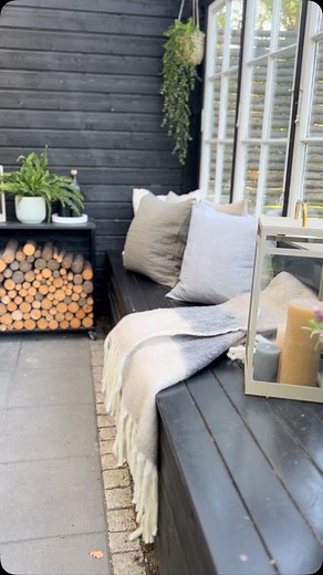 Line Dupont | DIY & bolig on Instagram: "DIY DAYBED🛠️ Den her daybed byggede jeg i vores gamle hus. Planen er, at jeg vil bygge en bredere variant på vores overdækkede terrasse i det nye hus. En skøn hyggekrog - både i solskin og regnvejr🫶🏼 Den er virkelig nem at bygge, og kan også bruges til opbevaring. Hvis bænken ikke står under halvtag, så er det vigtigt at bygge af trykimprægneret træ…. Har du en hyggekrog i haven? #diydaybed #bænk #gørdetselv #bygselv #orangeri #overdækketterrasse #hygg