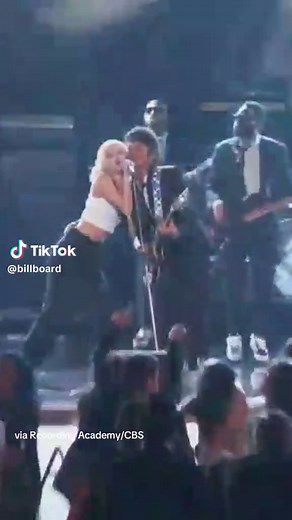@ROSÉ and Bruno Mars turn the #Grammys stage into the “APT.” 💥 #livemusic #grammyawards #blinks