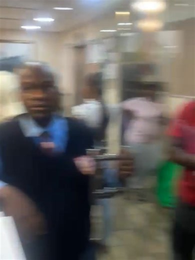 Bekunama post ekade ephume kamaspala eMsunduzi. I closing date ibinamhlanje ngo 15h00 kodwa abantu bavalelwe ngo 14h30 kwathiwa sekuvaliwe. Kuthiwa kunama CV ekade efakwa ngo back door. Ama security athi anikwe umyalelo iwona umasipala ukuthi awavale manje. Sisazoya khona kulomasipala siyobuza ngalento ngoba ngeke sivume kudlalwe ngabantu bakithi, kunzima ukuhlanganisa i CV ungasebenzi uthi mase kumele uyihambise bakuvimbe. LACO 🖤🖤 | Mlungisi Inkinga KaMancinza