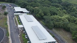 #BuenasNoticias Inauguración del nuevo Centro de Control Fronterizo (CCF) Peñas Blancas, infraestructura que en el pasado constituía un obstáculo para el comercio, la inversión, el turismo y la seguridad nacional; particularmente para el cantón de La Cruz. Por el Puesto Fronterizo Peñas Blancas transita el 78% del comercio que Costa Rica realiza con la región. Asimismo, anualmente se movilizan más de un millón de personas y 200 mil unidades de transporte, que se beneficiarán con un puesto más se